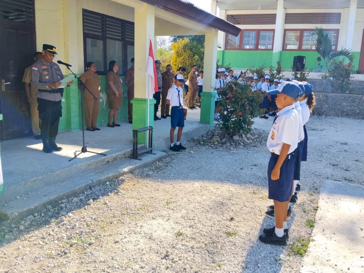 Kapolsek Alak Jadi Pembina Upacara di SMP Negeri 17 Kota Kupang, Ajak Siswa Tingkatkan Disiplin dan Semangat Belajar.