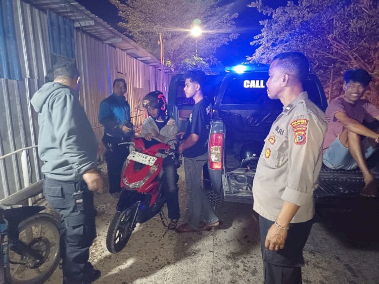 Polsek Maulafa Patroli Cipta Kondisi, Bantu Warga Alami Ban Gembos di Jalur 40. Kapolsek: Kehadiran Polri Adalah Pelayanan.