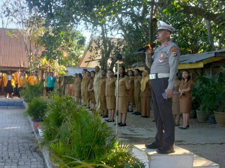 Jadi Pembina Upacara di SMPN 3 Kupang, Kanit Lantas Polsek Maulafa Ajak Pelajar Jauhi Kenakalan Remaja dan Tertib Berlalu Lintas