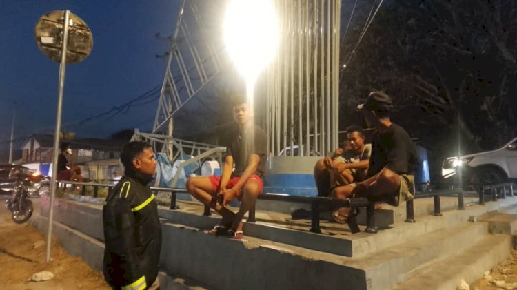 Patroli Dialogis Malam Hari, Bhabinkamtibmas Namosain Cegah Gangguan Kamtibmas Akibat Konsumsi Miras.