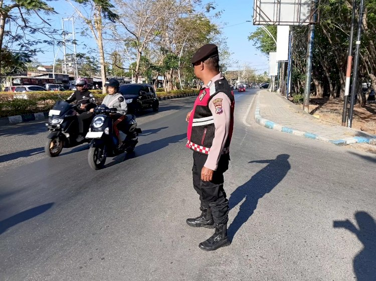 Pengabdian di Pagi Hari, Samapta Polresta Kupang Kota Ciptakan Lalu Lintas yang Aman.