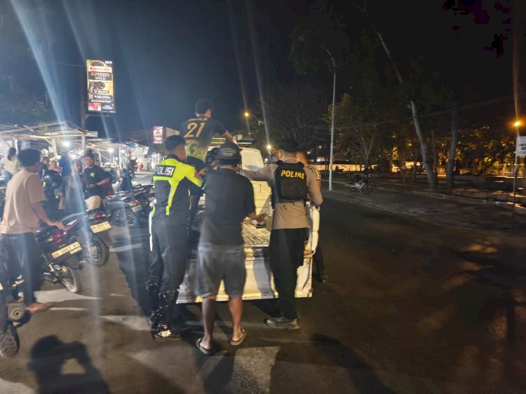 Respons Cepat Laka Lantas Saat Patroli Malam, Korban Dievakuasi ke Rumah Sakit.