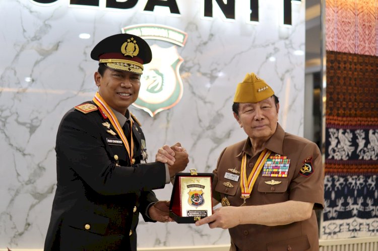 Kapolresta Kupang Kota Hadiri Penganugerahan Bintang LVRI untuk Kapolda NTT dan Wagub NTT.