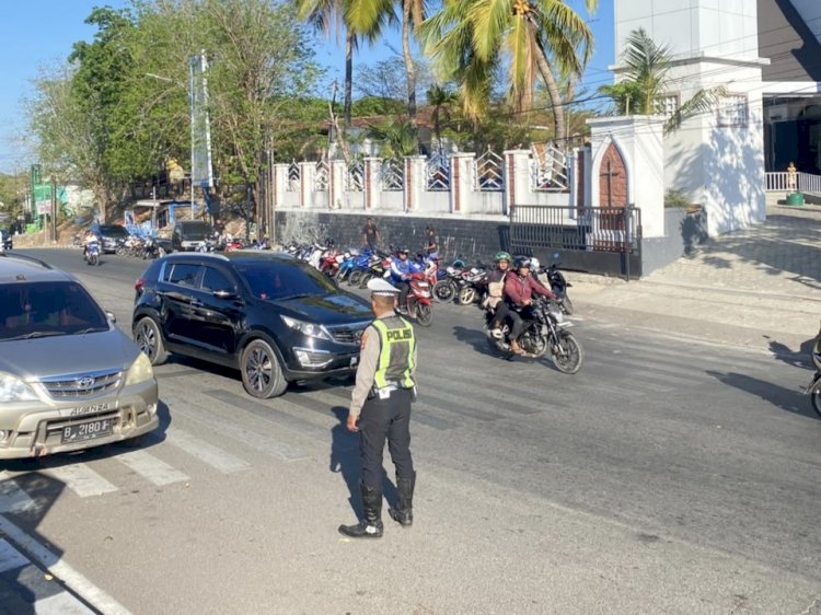 Minggu Pagi, Satlantas Polresta Kupang Kota Hadir Amankan Ibadah dan Tertibkan Lalu Lintas di Sejumlah Gereja.