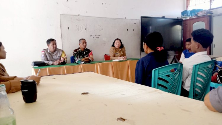 Sosialisasi Cegah Tawuran Pelajar, Bhabinkamtibmas Sikumana Sambangi Orang Tua Murid di SMPN 12 Kupang.