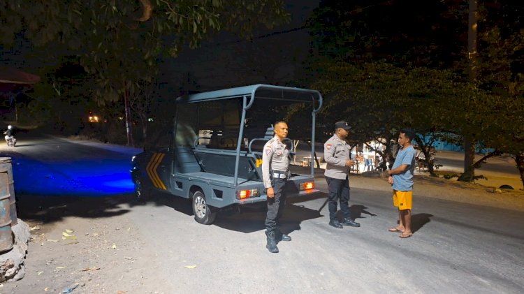 Cegah Gangguan Kamtibmas, Patroli Polsek Maulafa Imbau Humanis Pemuda Nongkrong Dini Hari di Oepura.