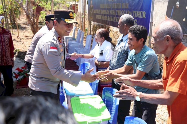 Tak Hanya Sumur Bor, Kapolda NTT Juga Bawa Bantuan untuk Warga Bello.