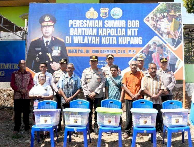 Resmikan Delapan Titik Sumur Bor, Kapolda NTT Salurkan Bansos kepada Warga Kelurahan Belo.