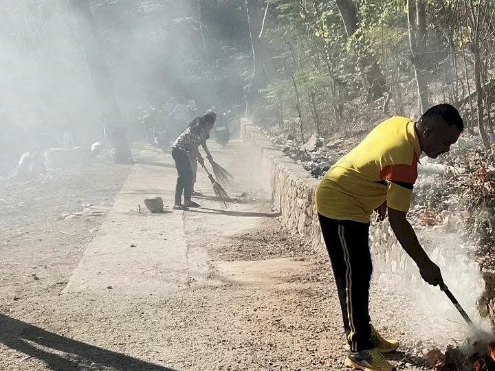 Ibadah Karya Perempuan GMIT, Bhabinkamtibmas Mantasi Bersama Warga Peduli Kebersihan Bantaran Kali Dendeng.