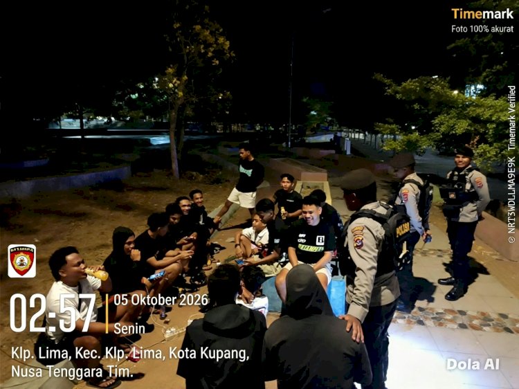 Patroli Perintis Presisi Polresta Kupang Kota Sisir Jalur Protokol, Bubarkan Kerumunan Remaja Secara Humanis.
