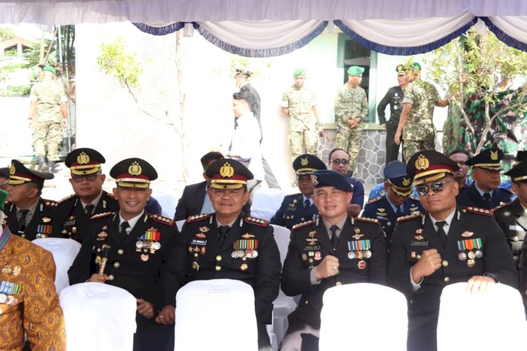 Kapolresta Kupang Kota Hadiri Upacara HUT TNI, Perkuat Sinergi TNI-Polri di Kota Kupang.