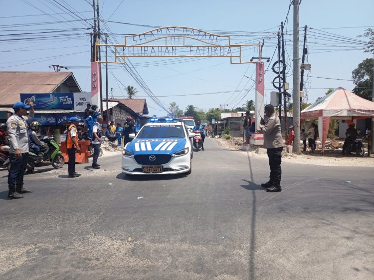 Polsek Maulafa Amankan dan Kawal Prosesi Ibadah Pemakaman Romo Yakobus Longga, Pr di Gereja Kuasi St. Petrus Haukoto.