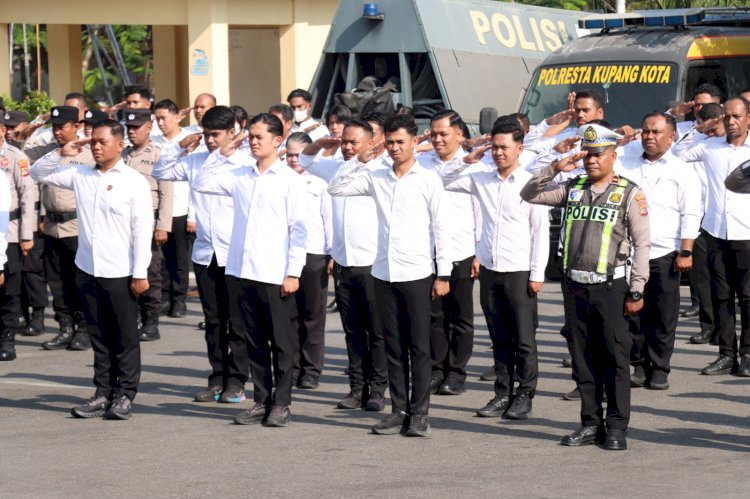 Semangat Pagi, Semangat Kebersamaan! Personel Polresta Kupang Kota Jaga Kekompakan saat Berlatih PBB.