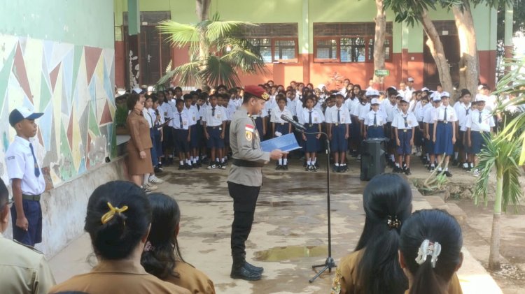 Polsek Maulafa Jadi Pembina Upacara di SMPN 13 Kupang, Tekankan Bahaya Kenakalan Remaja dan Bullying.