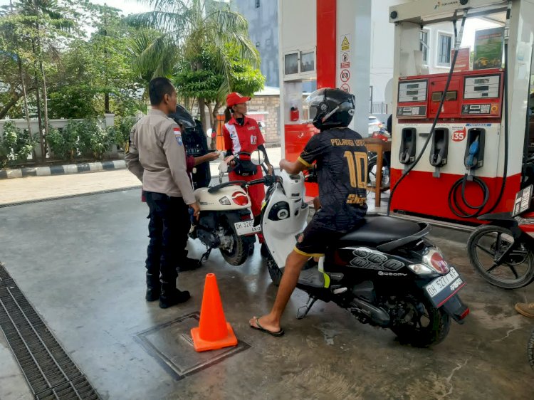 Antrean Panjang BBM, Bhabinkamtibmas Polsek Kota Raja Turun Pantau SPBU di Wilayah Binaan.