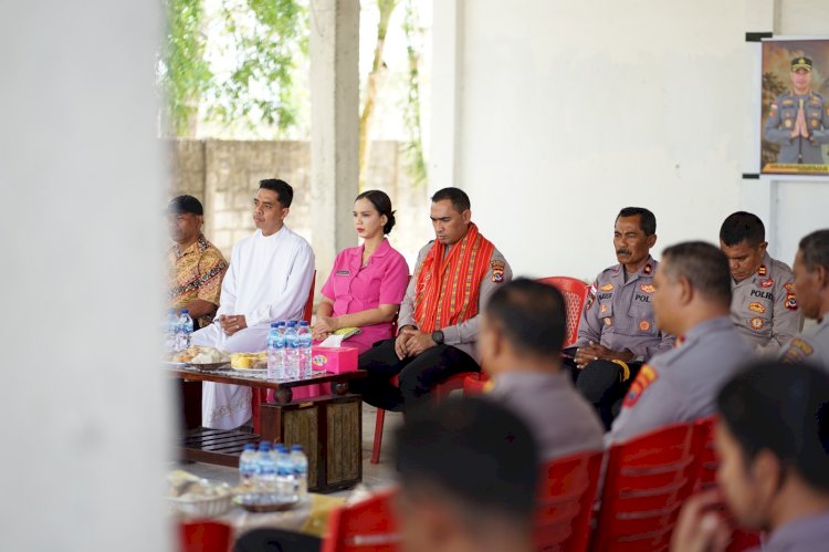 Kapolresta Bersama Komunitas Katolik Polresta Kupang Kota, Salurkan Bantuan Bahan Bangunan untuk Kapela Hati Kudus Yesus Bimoku.