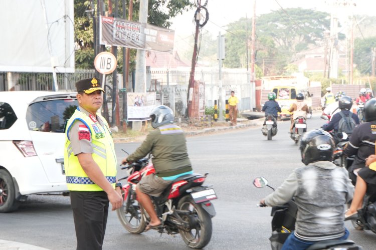 Tak Hanya Memberi Arahan, Kapolda dan Wakapolda NTT Turun Langsung Atur Lalu Lintas di Jam Sibuk Pagi.