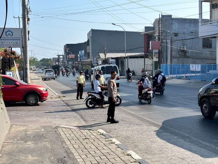 Kapolresta Kupang Kota Hadir di Jalan, Pastikan Lalu Lintas Pagi Lancar dan Pelajar Aman ke Sekolah.