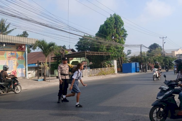 Strong Point Pagi Polsek Maulafa: Polisi Hadir Atur Lalu Lintas dan Bantu Penyeberangan Pelajar.