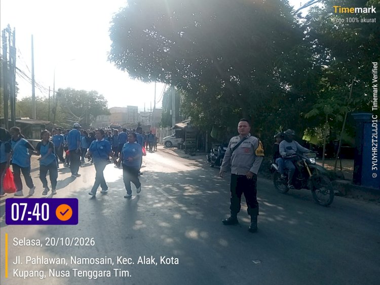 Kawal Jalan Santai SMA Negeri 8 Kupang, Bhabinkamtibmas Penkase Oeleta Hadir Berikan Rasa Aman.