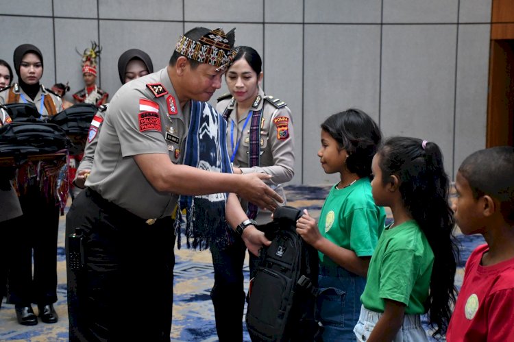 Wujud Kepedulian dan Kasih Sayang, Kapolda NTT Berikan Tali Asih dan Peralatan Sekolah kepada Anak Yatim di Rakernis Ditlantas 2026.