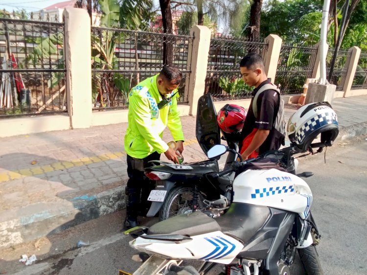 Sigap dan Humanis, IPDA Nyoman Pasek Kanit Patwal Satlantas Polresta Kupang Kota Bantu Pengendara Kehabisan BBM di Jalan Raya.