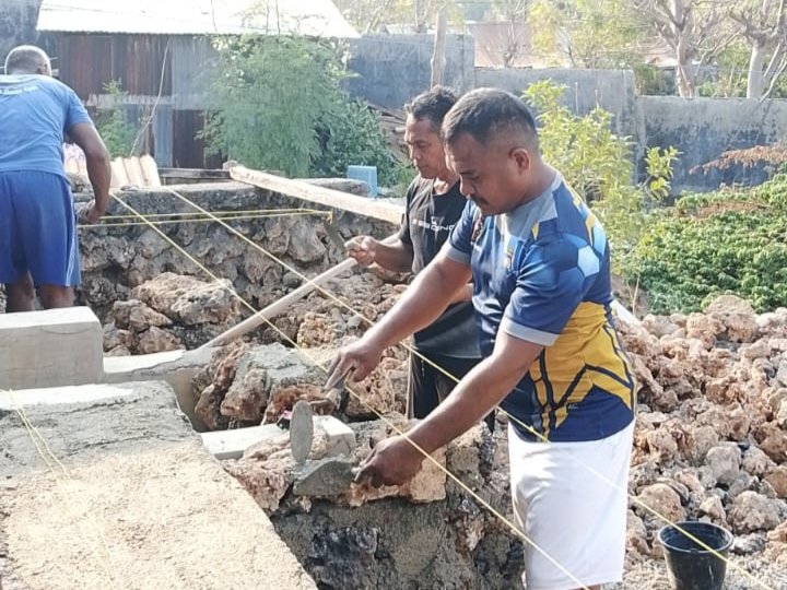 Ringankan Beban Warga, Bhabinkamtibmas Mantasi Bersama Masyarakat Gotong Royong Bangun Rumah Layak Huni