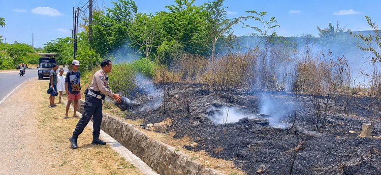 Sinergi Polisi, Warga dan Damkar: Api di Lahan Kosong Naimata Berhasil Dipadamkan.