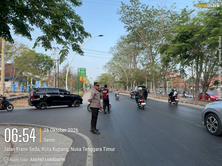 Pastikan Aktivitas Pagi Hari Berjalan Lancar, Kapolsek Kota Raja Kerahkan Personel di Titik Rawan Kemacetan.