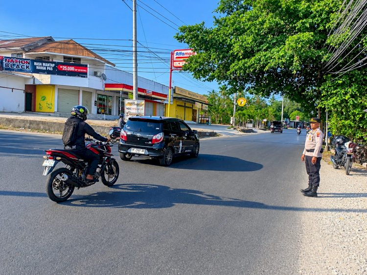 Kapolsek Maulafa Pimpin Kegiatan Strong Point di Titik Rawan Macet, Arus Lalu Lintas Pagi Terpantau Lancar.