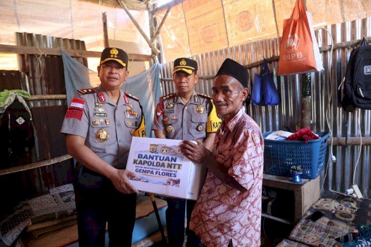 Kapolda NTT Irjen Pol. Reza Arief Dewanto Sambangi Warga Terdampak Gempa di Manggarai Barat, Salurkan Bantuan Kemanusiaan.