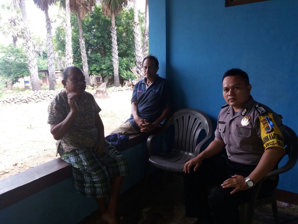 Bhabinkamtibmas Kelurahan Penkase Menyambangi Warganya Dan Memebrikan Himbauan Kamtibmas.