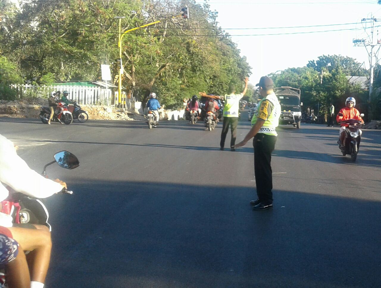 PENGATURAN LALU LINTAS PAGI HARI OLEH BHABINKAMTIBMAS