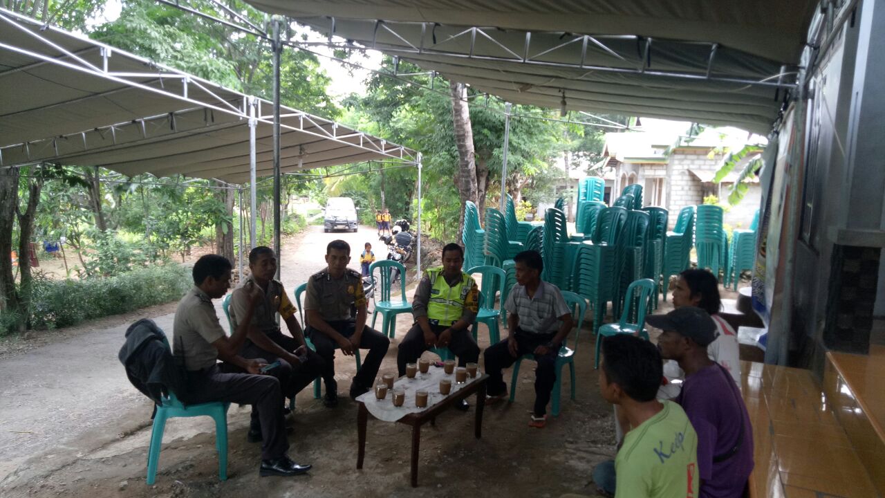 Bhabinkamtibmas Polsek Maulafa Mengecek Lokasi Rapat Terbatas.