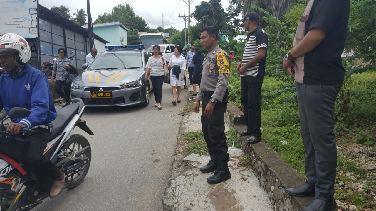 Bhabinkamtibmas Polsek Alak Hadiri Pemakaman Warga Binaannya