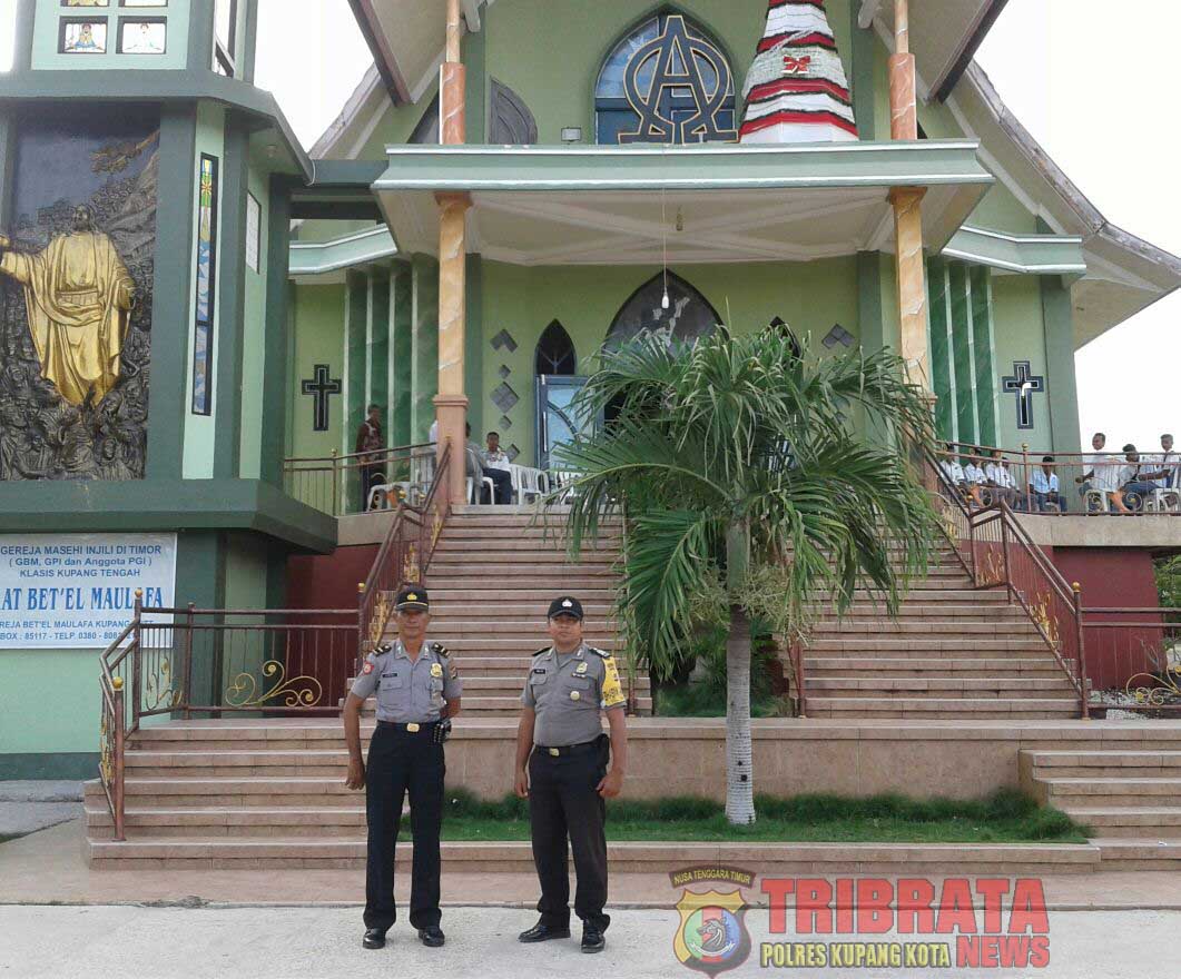 Panit Sabhara Polsek Maulafa dan Bhabinkamtibmas Kelurahan Maulafa Pantau Kegiatan Natal Bersama Keluarga Besar SMA Negeri 7 Kupang.