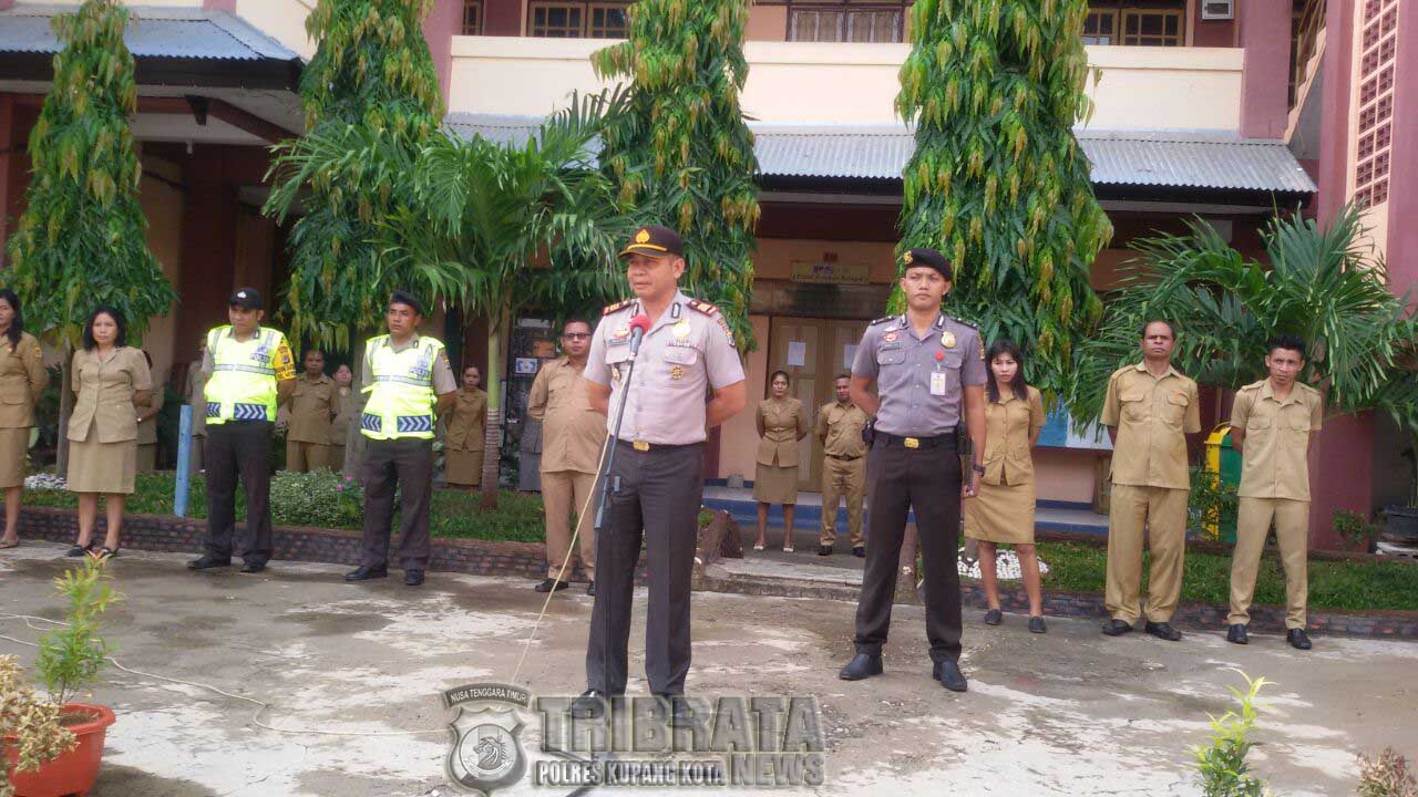 ANTISIPASI KENAKALAN REMAJA, PERWIRA POLRES KUPANG KOTA JADI IRUP DI SEKOLAH.