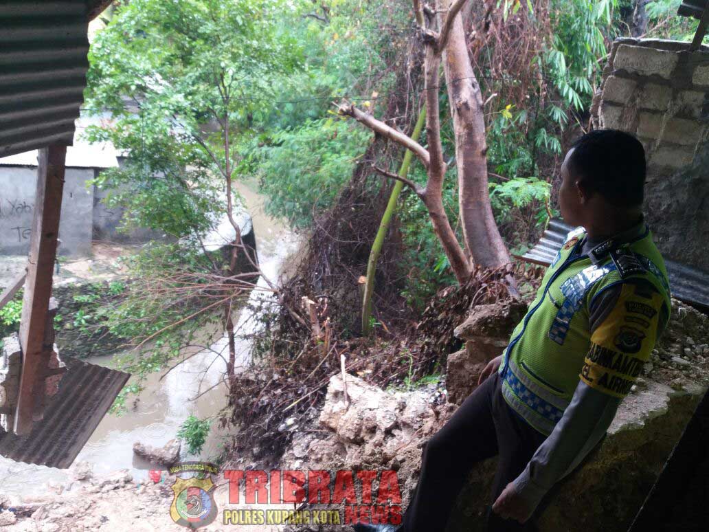 Bhabinkamtibmas Polsek Oebobo Datangi Lokasi Musibah Tanah Longsor