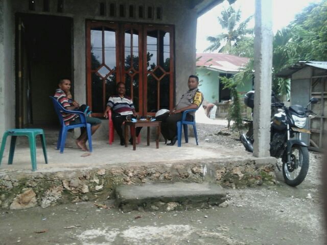 Bhabinkamtibmas Kelurahan  Manutapen Sambang Ke Tokoh Pemuda.