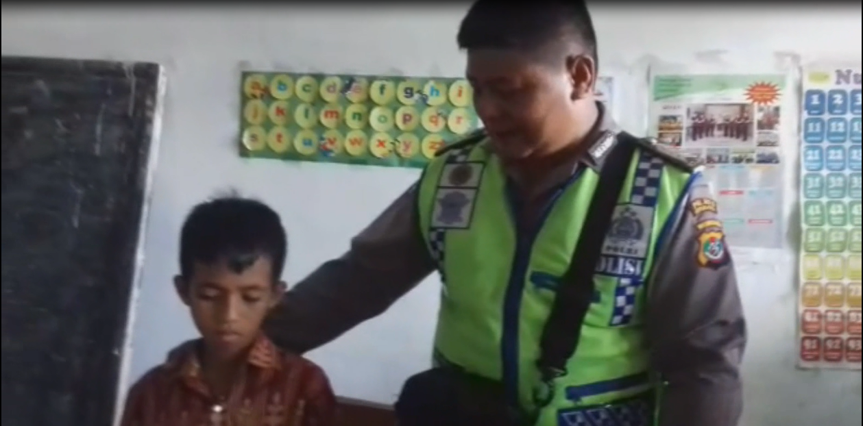 Suara Tangisan Seorang Siswa, Mengugah Hati Personil Satuan Lalu Lintas Polres Kupang Kota.