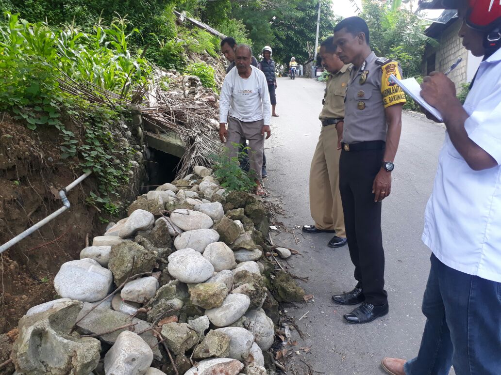 Bhabinkamtibmas Kelurahan Bakunase II Pantau Lokasi Tanah Longsor.