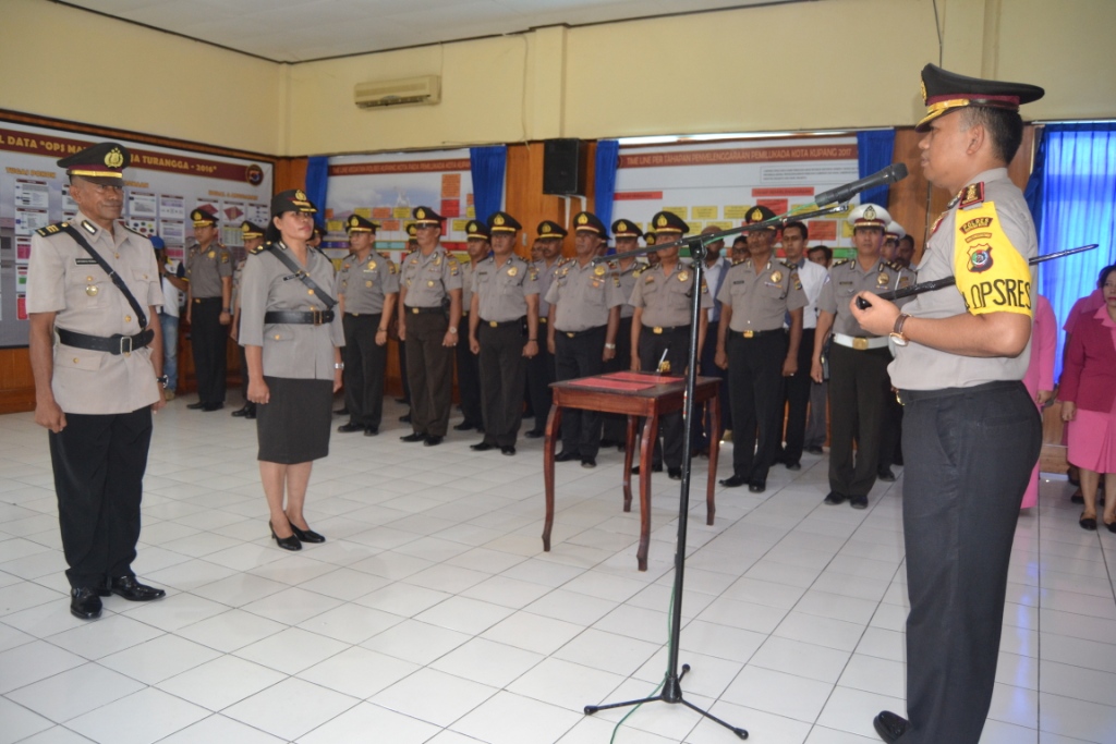 Kapolres Kupang Kota Pimpin Upacara Serah Terima Jabatan Kapolsek Alak.