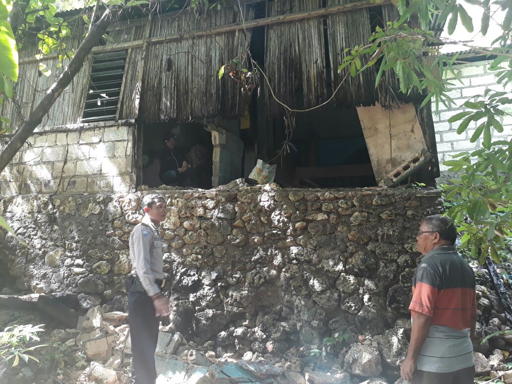 Bersama dengan Perangkat Kelurahan Bhabinkamtibmas Pantau Tanah  Longsor.