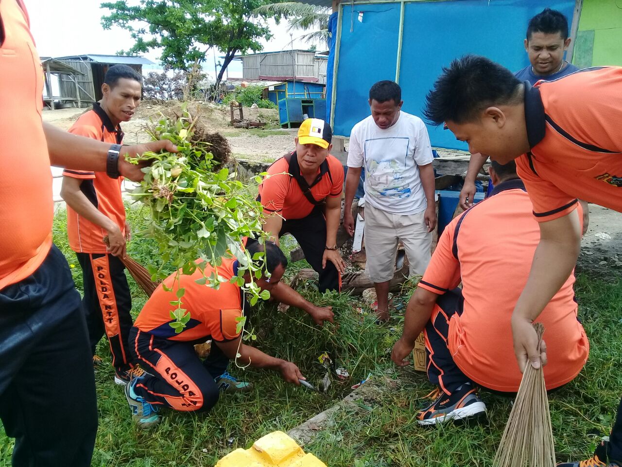 Kapolsek Kelapa Lima Pimpin Kerja Bakti Bersama Warga kelurahan Kelapa Lima