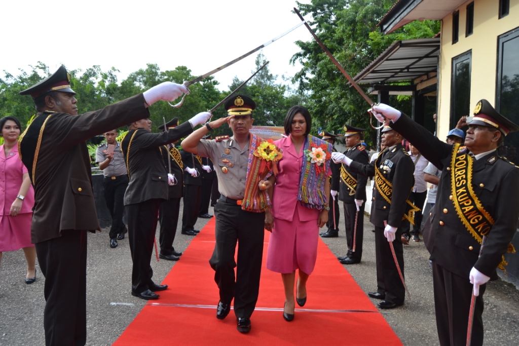 Pedang Pora Sambut kapolres Kupang Kota