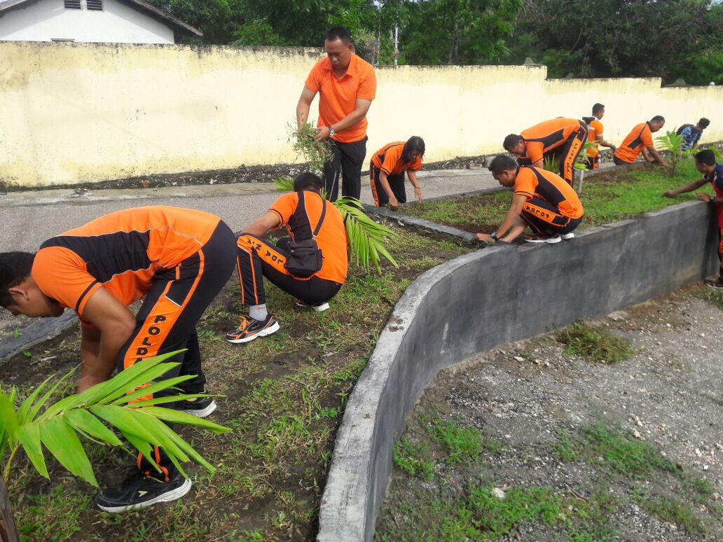 Kapolres Kupang Kota Bersama Personil Kerja Bakti.