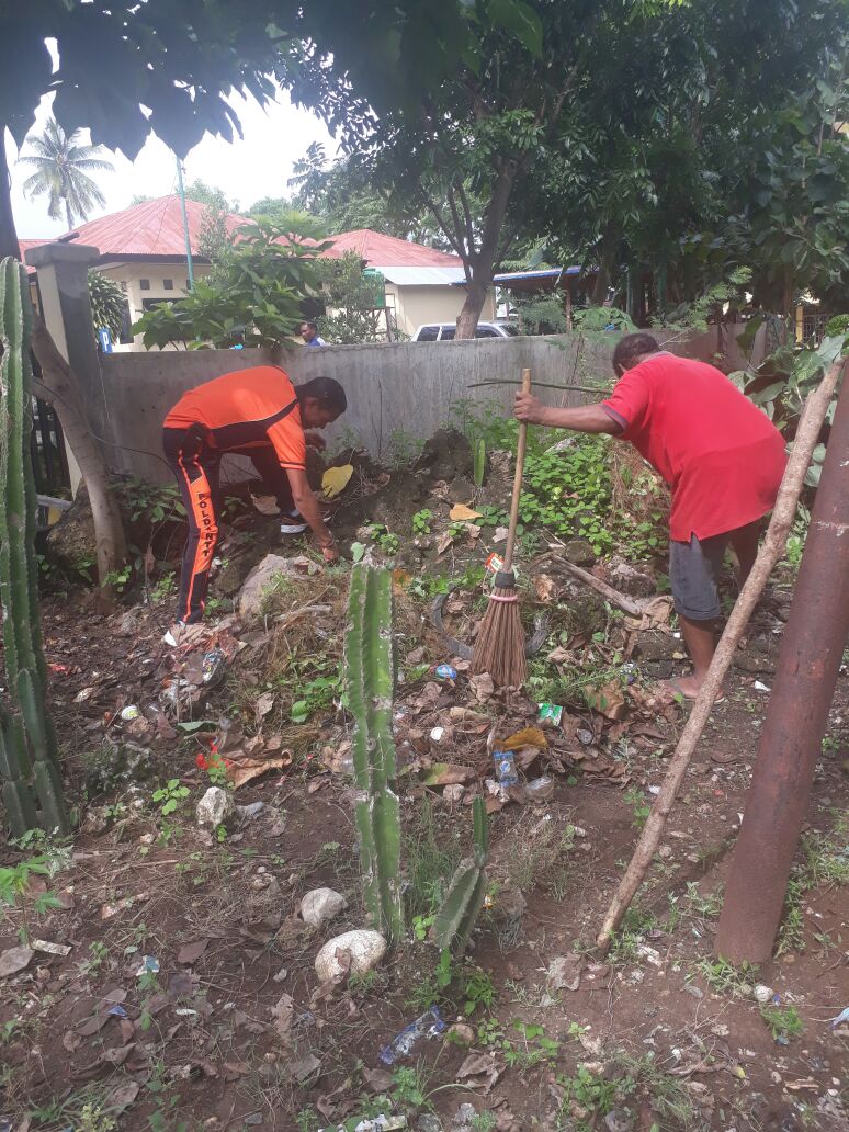 Bhabinkamtibmas Gelar Kerja Bhakti Bersama Warga.