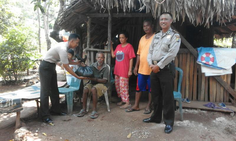Polres Kupang Kota Peduli : Satbinmas Bagi Bingkisan Sembako kepada Warga.
