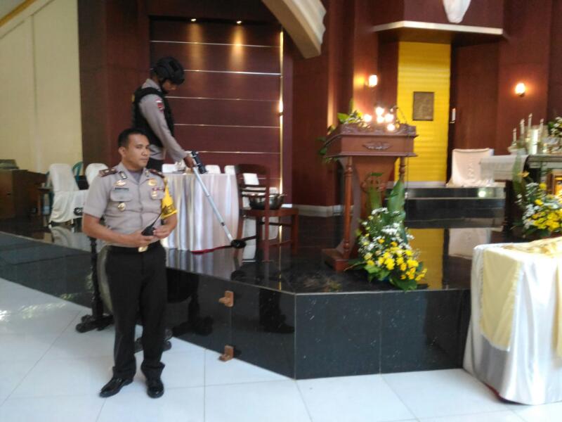 Operasi Semana Santa : Subden 1 Jibom Detasemen Gegana Sat Brimob Polda NTT Lakukan Sterilisasi Gereja.