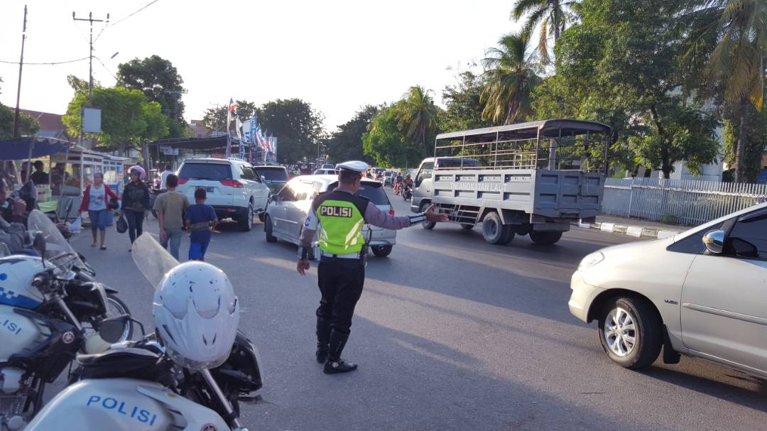 Satlantas Polres Kupang kota Atur Lalin di Lokasi Penjualan Takjil.